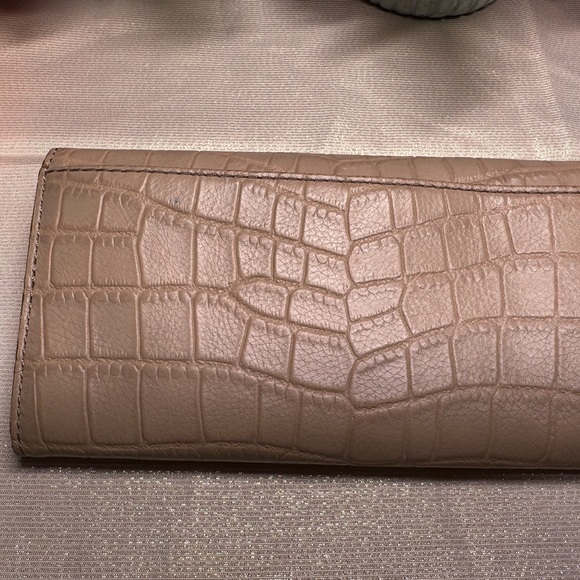 I’m selling tan micheal Kors eallet it going for $55 - Picture 2 of 4